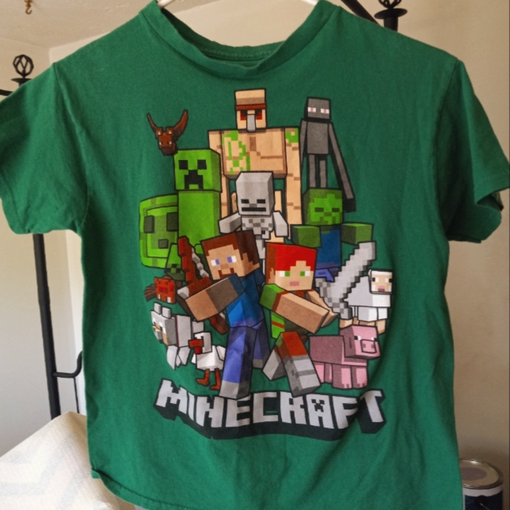 Child's Minecraft tee sz sm